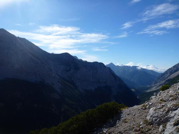 Pfad ins Kaskar mit Blick ins Samertal