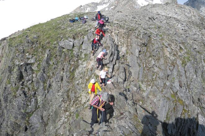 Hier die Schlüsselstelle eine kurze seilversicherte Passage, für gute Bergsteiger aber kein Problem.