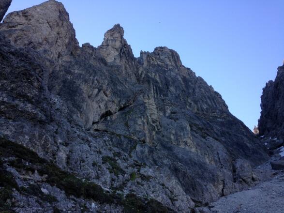 Die Westwand der mittleren Schlicker Zinne - Der Routenverlauf gut zu erkennen
