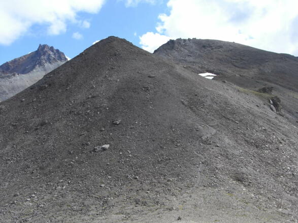 Am Futschölpass, auf diesem Schotterberg geht es weiter hinauf