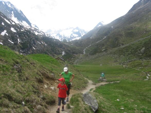 Beim Abstieg halten wir uns links von der Alpeineralm