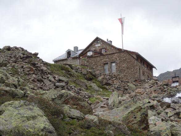 Ein Felsenkante und die Hütte ist in Sichtweite