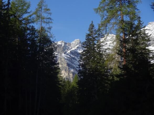 Kurz vor der Schlicker Alm - die ersten Blicke in die Kalkkögel