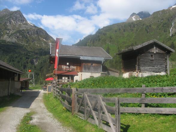 Direkt beim Parkplatz befindet sich die Oberiss Hütte des Alpenverein Innsbruck