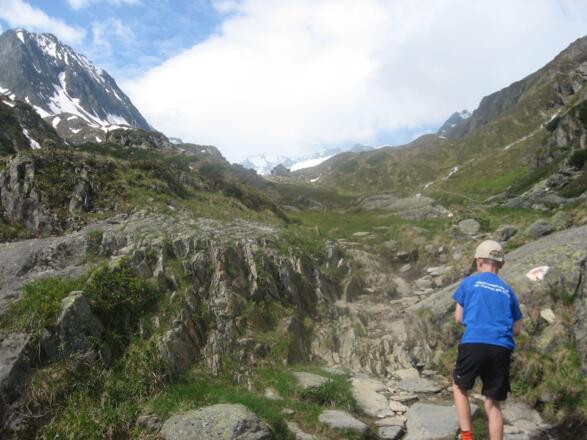 Nach der Alpeineralm sieht man das erste Mal die Franz Senn Hütte