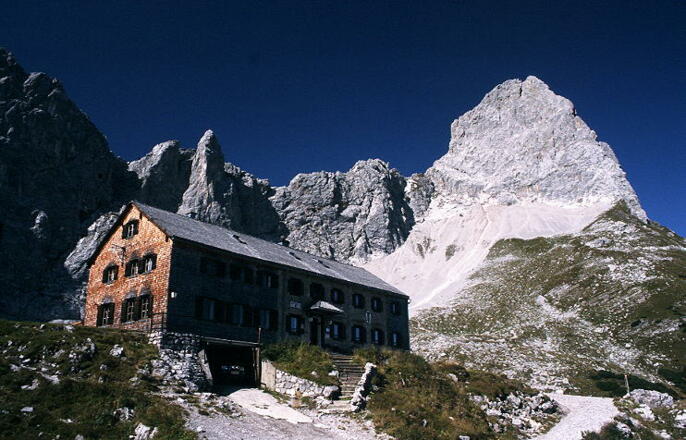 Lamsenhochjütte mit Lamsenspitze im Hintergrund. 