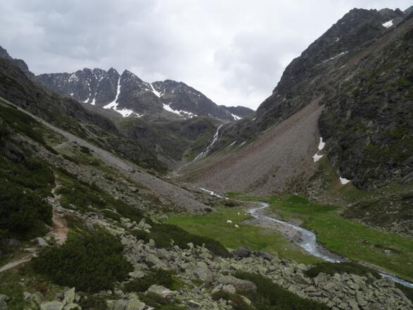 Der Wasserfall vom Bachfallenferner in Sicht die Hütte kann nicht mehr weit sein.