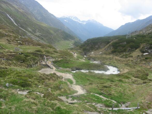 Abstieg ins Tal in Bildmitte der Sommerweg