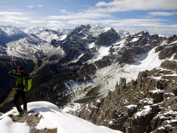Hier geht es nun steil hinauf zum Gipfel