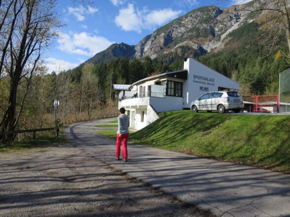 Zuerst noch auf Asphalt zum Sportplatzgebäude ...