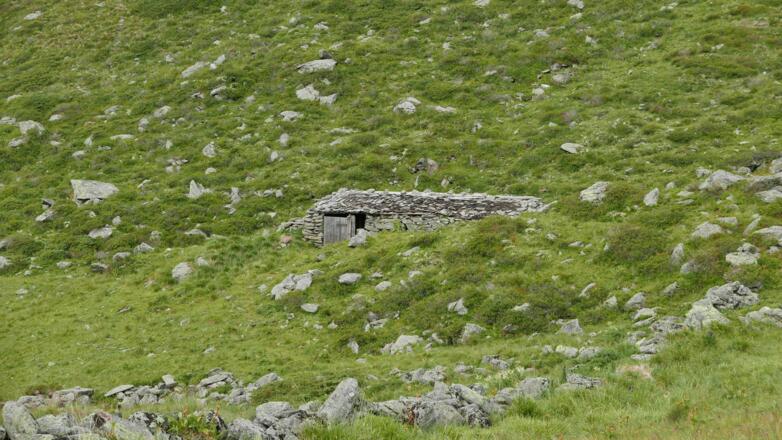 Alter Unterstand am Aufstiegsweg
