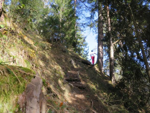 Der Weg gewinnt rasch an Höhe ...