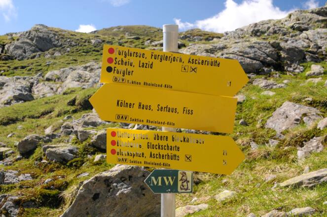 Schildersäule unterhalb des Furglersees S209