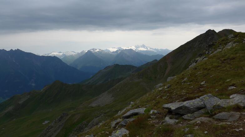 Blick vom Gipfel, zu sehen der Großglockner