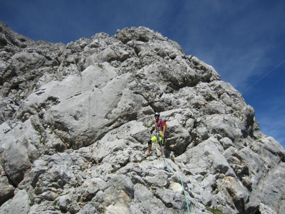 ab dem Pfeilerkopf ist für gute Kletterer kein Seil mehr nötig (nicht wie auf dem Bild)
