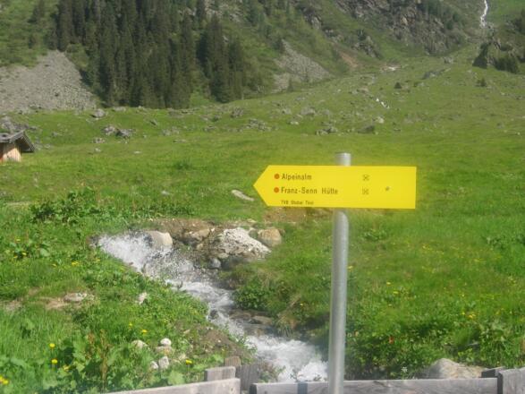 Vom Parkplatz folgen wir der guten Beschilderung zur Franz Senn Hütte