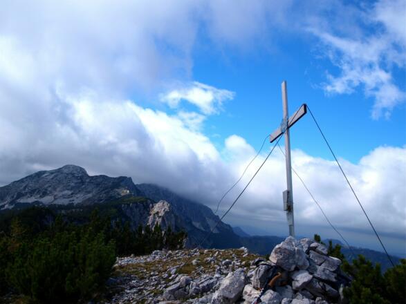 Gipfelkreuz mit Blick zum Hohen Nock