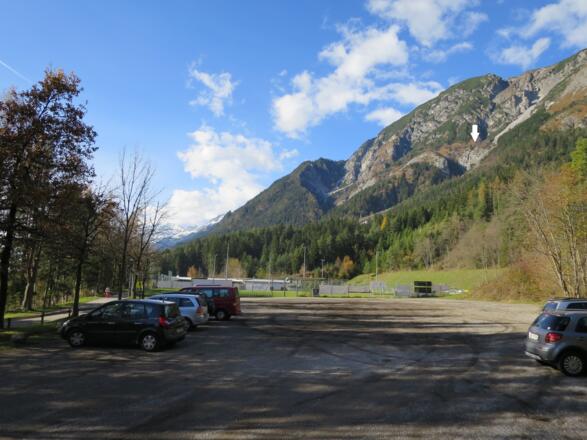Start beim Sportplatz in Absam. Der große Parkplatz ist gebührenfrei. Der Pfeil zeigt auf unser Ziel - die Buchtaler Hütte.