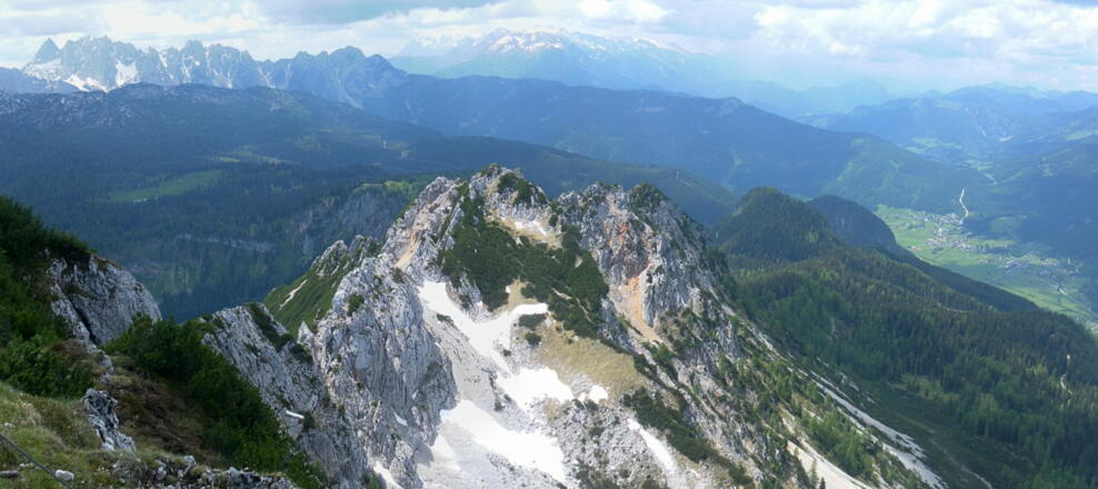 Kleiner Plassen mit Gosaukamm und Tennengebirge am Horizont