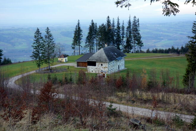 Abstieg nordseitig zur Kapelle