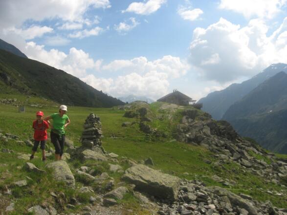Blick zurück zur Alpeiner Alm, links davon verläuft der Sommerweg