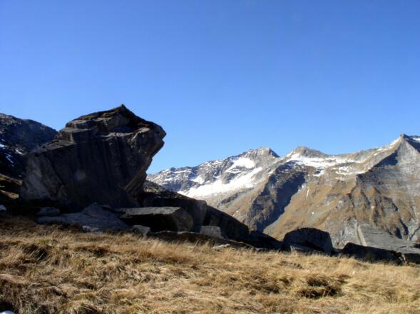 Scharte 2165m mit markantem Stein