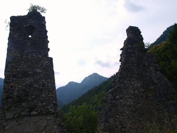 Ruine Scharnstein um 640m