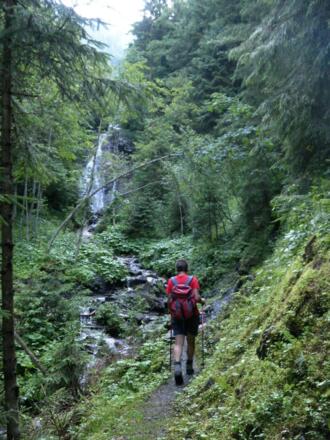 Querung der Bachschlucht unter dem Wasserfall