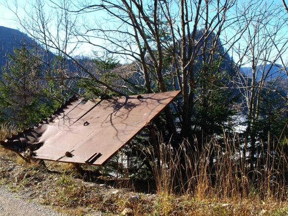 945m vor dieser Stahlplatte: Links beginnt der Jagdsteig.