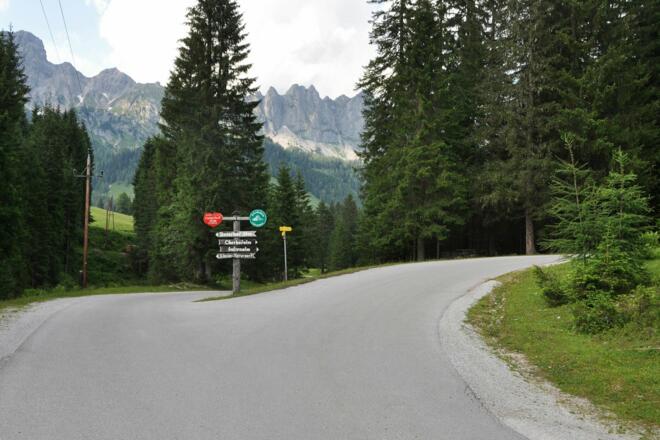 Die Abzweigung zwischen Unterhofalm und Oberhofalm ca. 1km vor den Parkplätzen, beide Varianten sind möglich