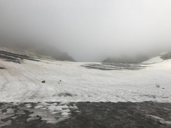 Flacher schneebedeckter  Gletscher zum Frosnitztörl