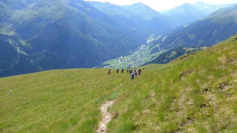 Auf dem Weg durch das aufgelassene Almgebiet im Talgrund St. Jakob.
