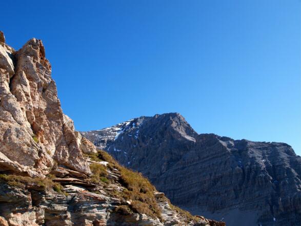 Hochfeind noch im Schatten, von 2245m gesehen.