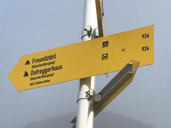 Wegweisere zum Frosnitztörl knapp unterhalb von 2800 m