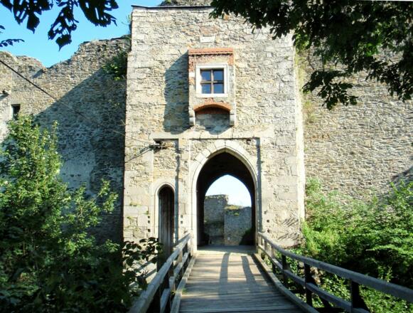 Brücke und Eingangstor