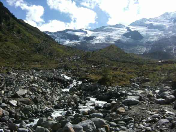 der Steig zur Hütte verläuft links des Baches