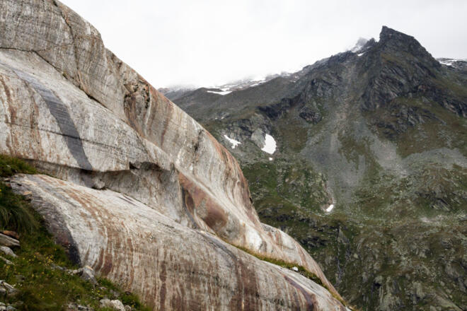 Gletscherschliff auf dem Weg zum See