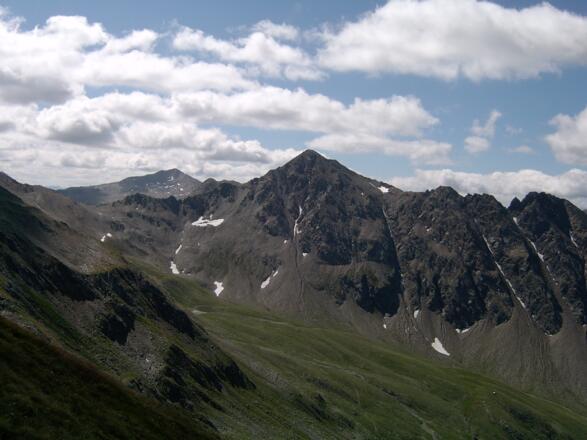 Blick vom Leppleskofel, links erkennt man die Ochsenscharte, im Hintergrund die Hochgrabe, in der Bildmitte das Degenhorn