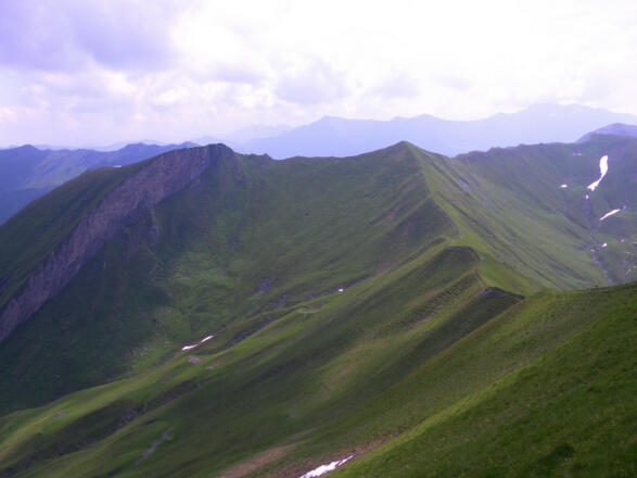 Gratverbindung zum Tristenwandkopf: links felsiger Hauptgipfel, rechts Südgipfel