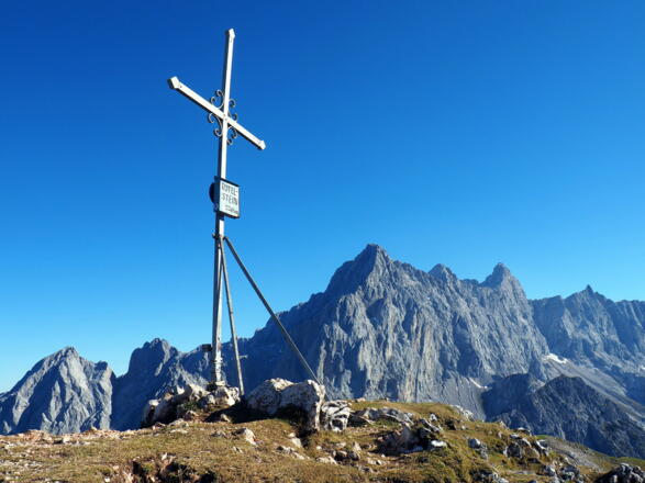 Rötelstein-Gipfelkreuz 2247m mit Tor- und Dachstein