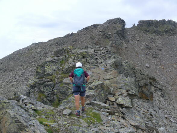 flacher, teils schneidiger Gipfelgrat