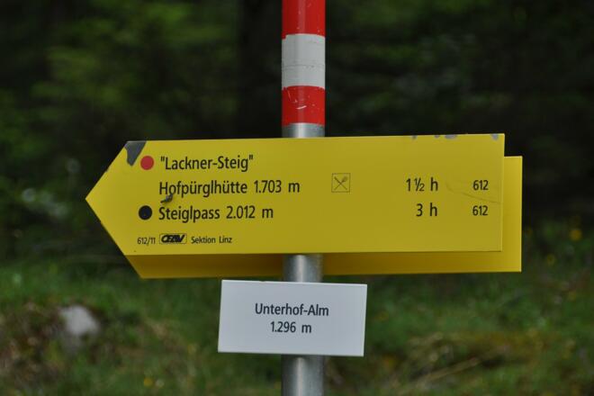 Wegweiser beim Ausgangspunkt, die 1½ Stunden Aufstiegszeit sind großzügig bemessen
