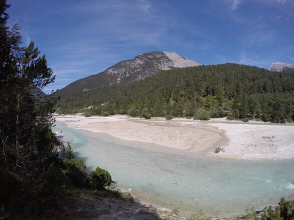 Das erste Stück der Tour verläuft entlang der Isar (Isarsteig)