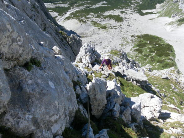 am unteren grasdurchsetzten Schrofengrat
