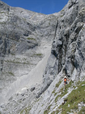 viel abschüssiges Schrofengelände