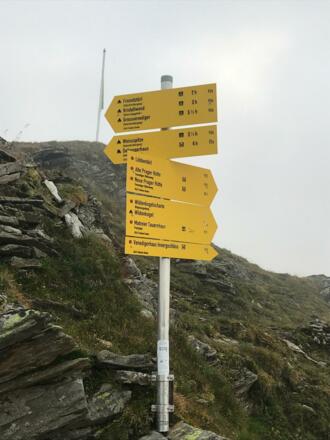 Wegweiser zur Kristallwand bei der Badener Hütte