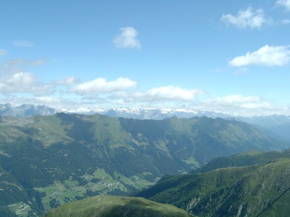 Blick vom Leppleskofel ins Defereggental, halbrechts kann man die Spitze des Großglockners erkennen