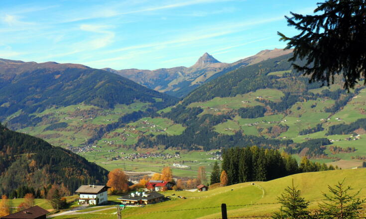 Hof beim Berghaus mit Blick zum Rettenstein