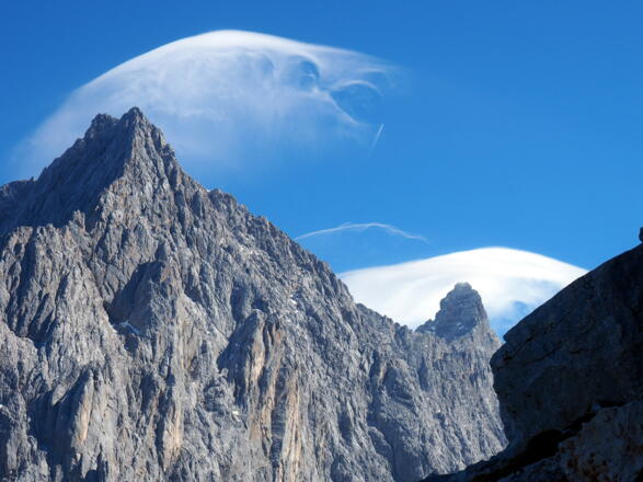 Wolkenstimmung am Torstein und Dachstein (Abstieg, 1990m)