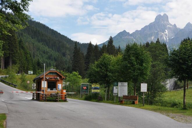 Mautstelle in Filzmoos mit der Bischofsmütze im Hintergrund